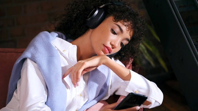 Bowers & Wilkins gây sốt với tai nghe không dây chống ồn đầu bảng PX8